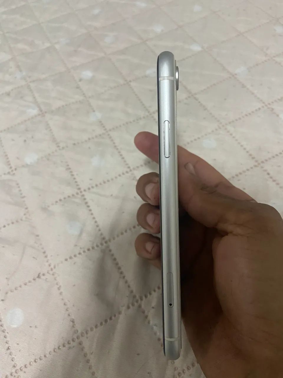 iPhone XR branco 64GB