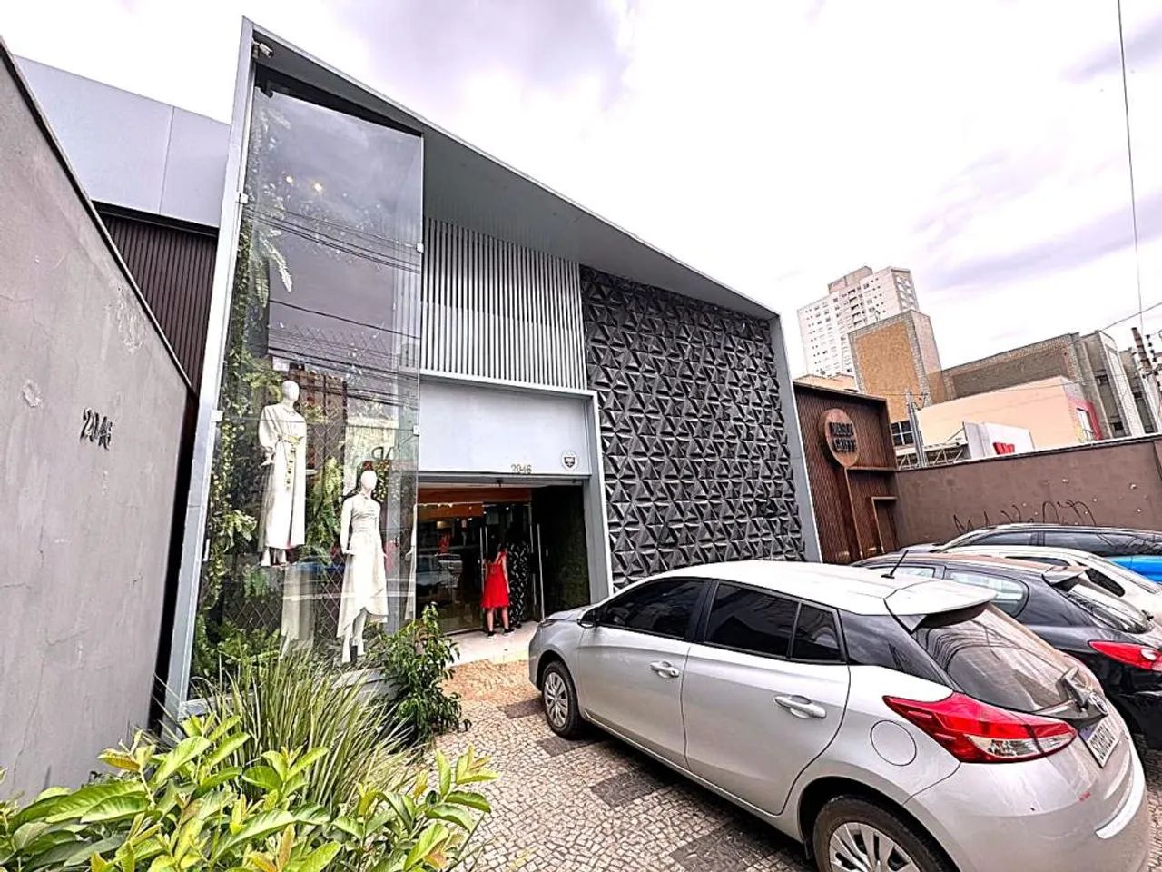 Aluga-se Prédio Comercial no Setor Bueno, Av. T-1
