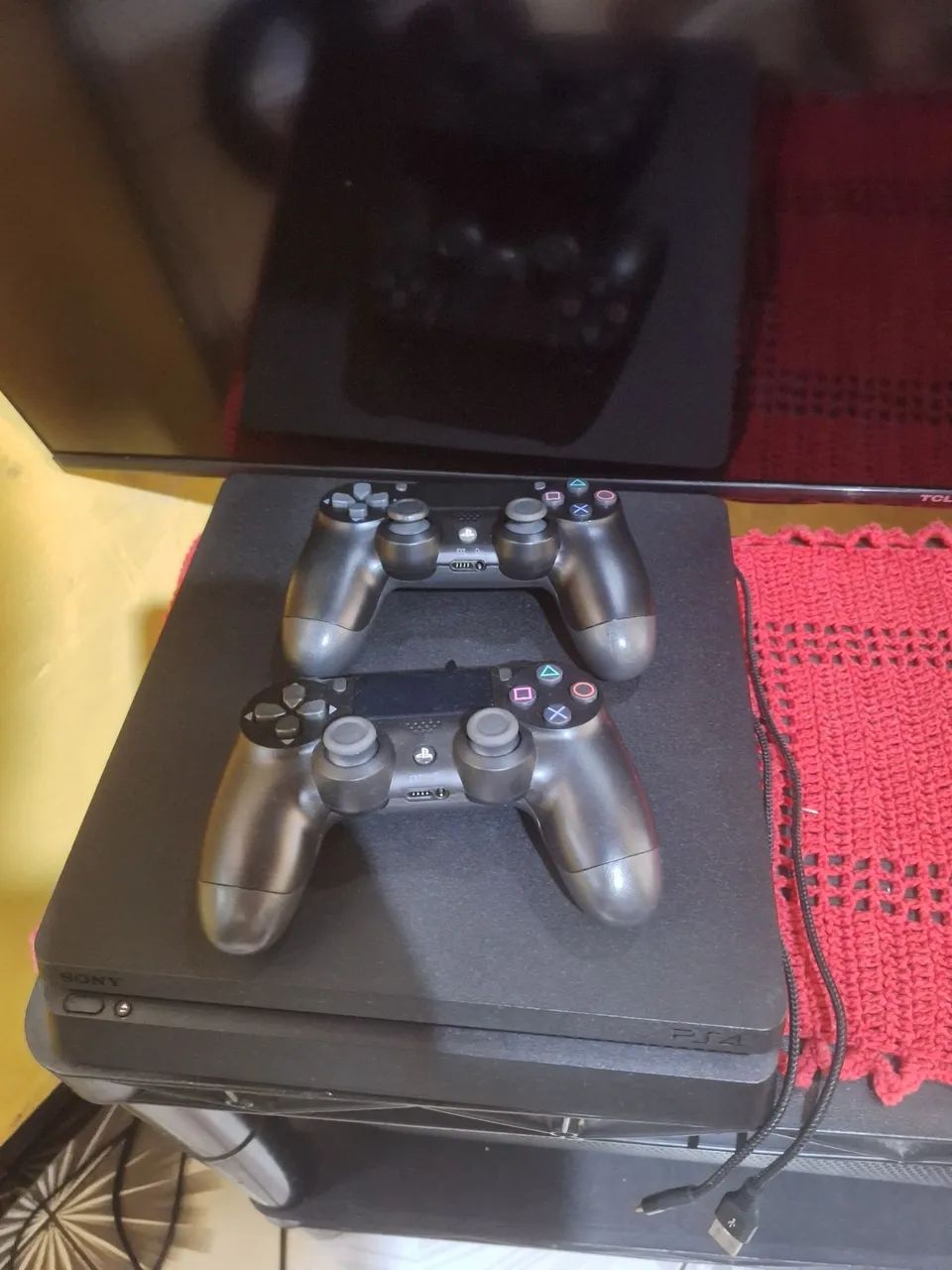 Ps4 com 2 controle e Jogos  - Foto 2