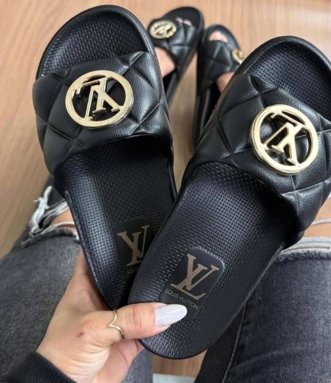 SANDÁLIA DA GUCCI E LOUIS VUITTON - Foto 3