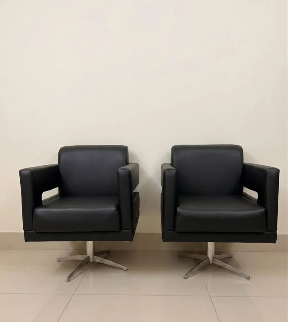 Par de Poltronas Giratórias Pretas - Estilo Moderno p/ Escritório ou Recepção