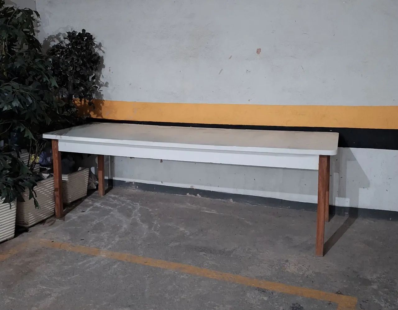 Mesa grande de fórmica e madeira