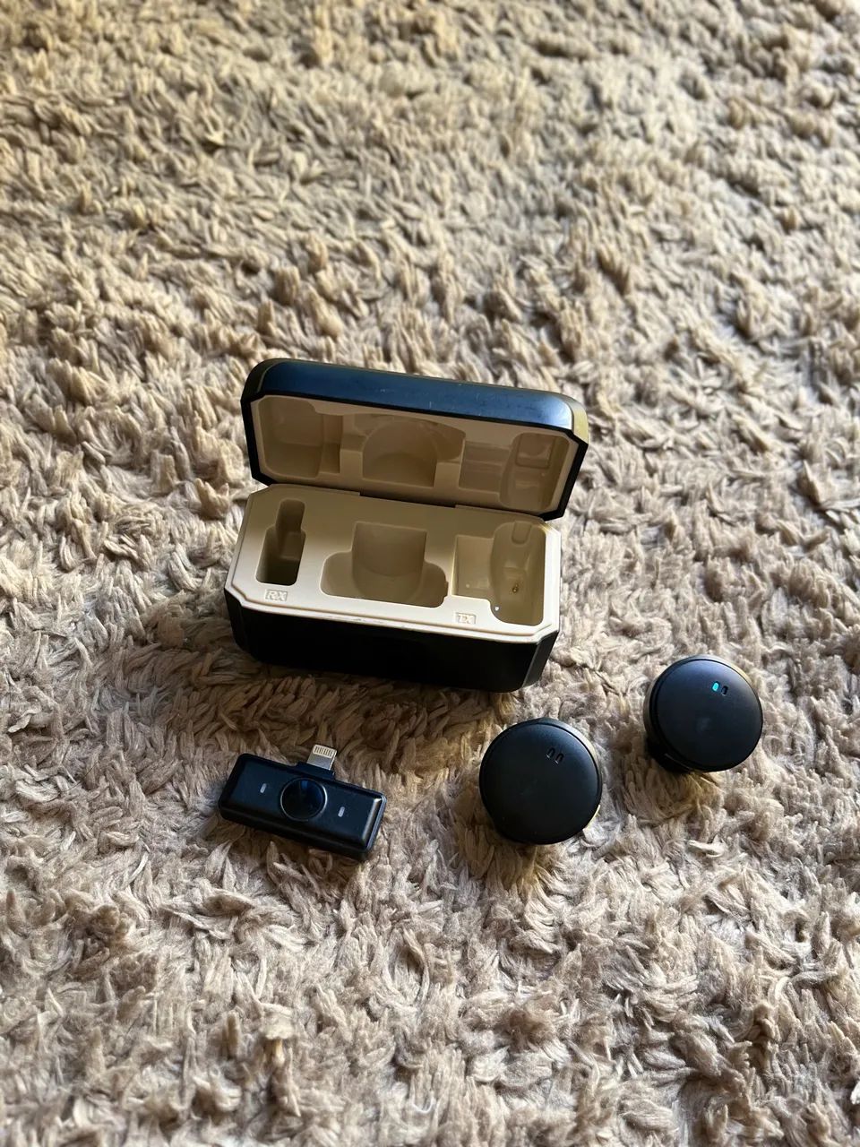Kit Microfone Sem Fio Duplo p/ iPhone + Case Carregadora (Plug & Play) - Foto 2