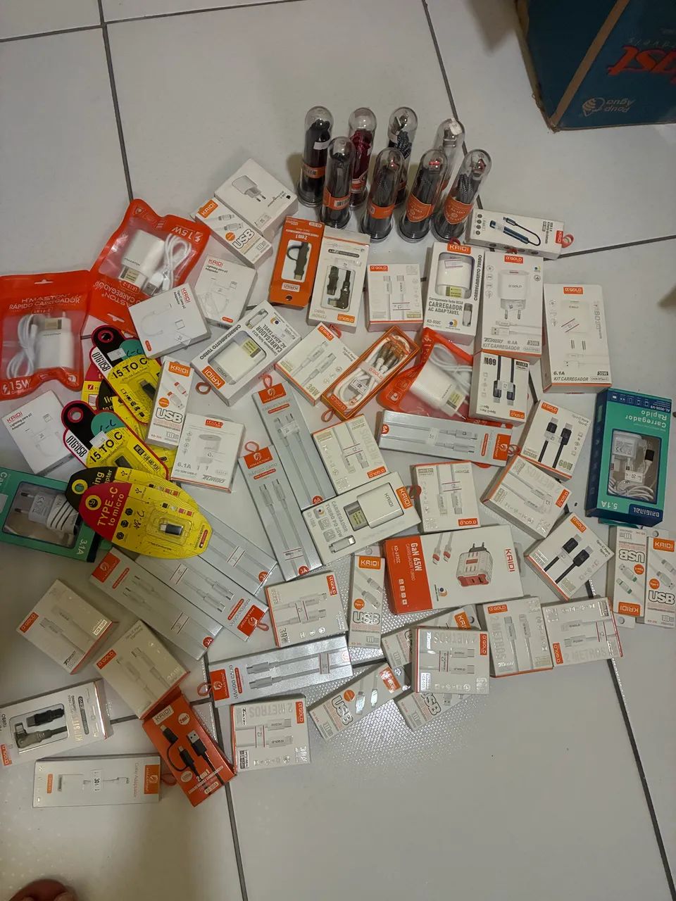 70 peças entre Carregadores fontes e cabos e adaptadores 