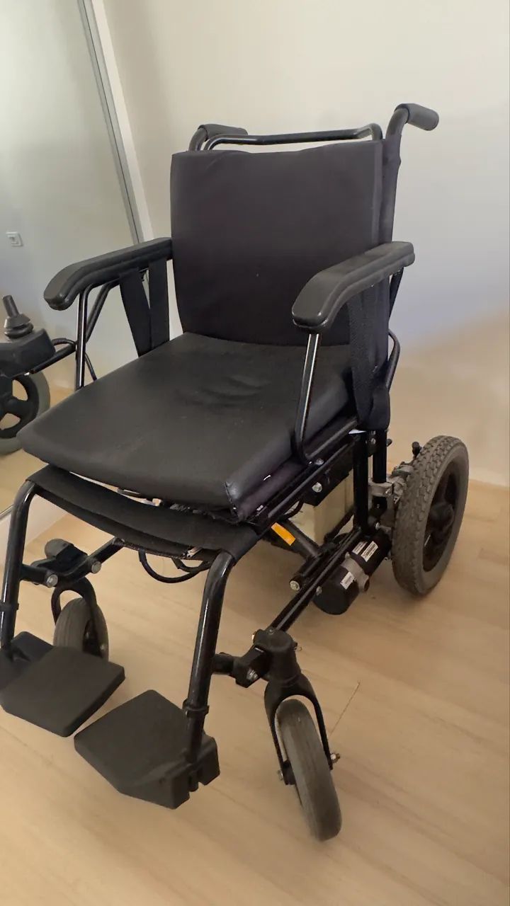 Cadeira de roda motorizada