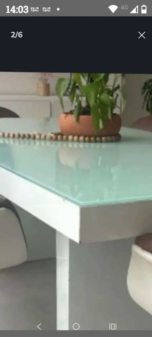 Mesa  de madeira branca,com vidro.