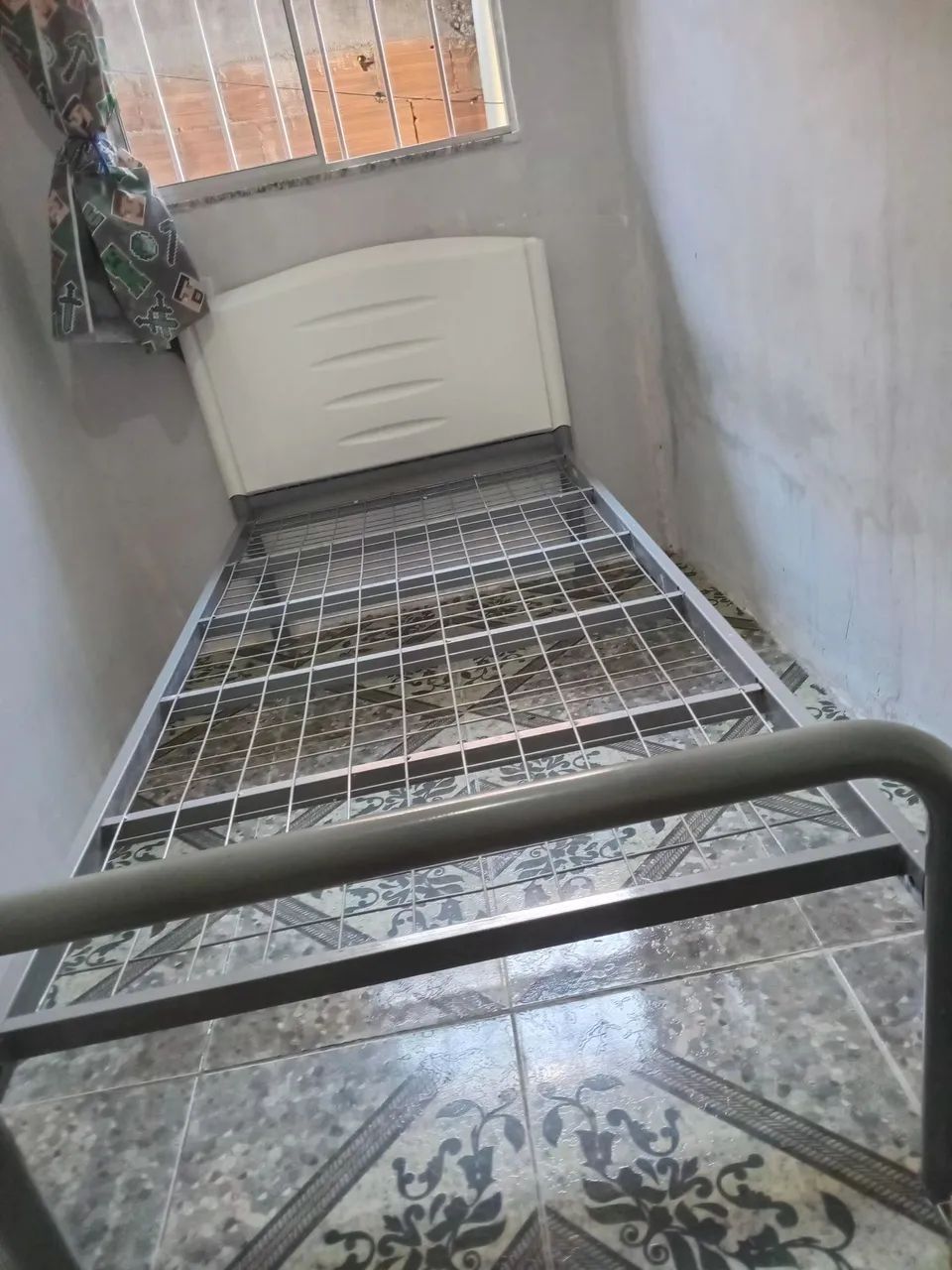 Cama de Solteiro de metal, encaixe. 