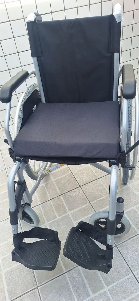 Cadeira de rodas Alumínio dobrável D600 Dellamed nunca usada - Foto 2