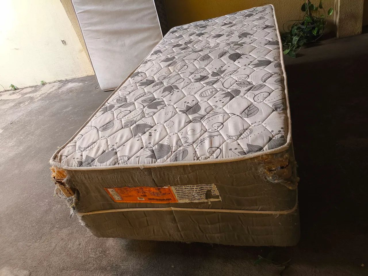 Cama e colchão desolteiro usada