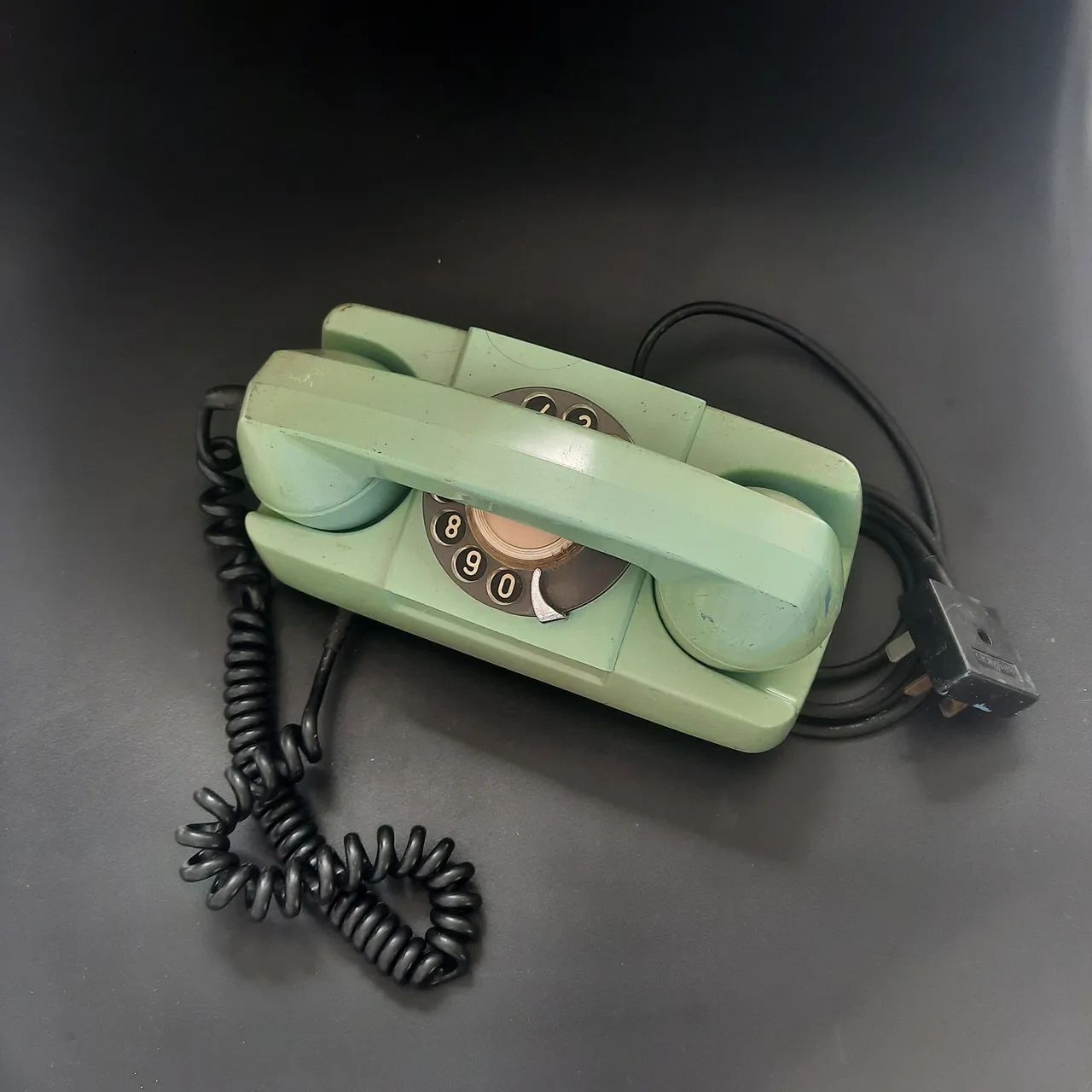 Telefone antigo de mesa com disco verde 