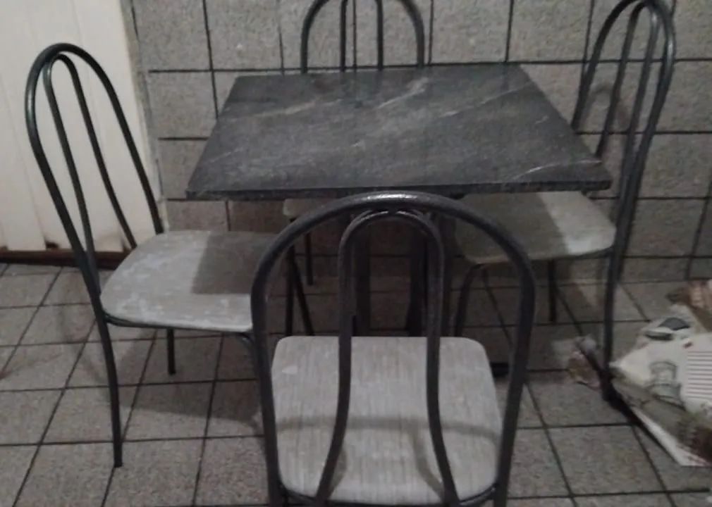 Mesa de marmore com 4 cadeiras 