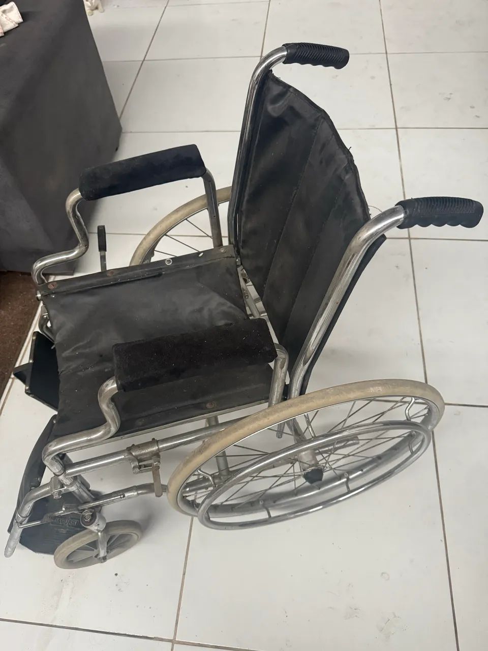 Vende-se Cadeira de Rodas