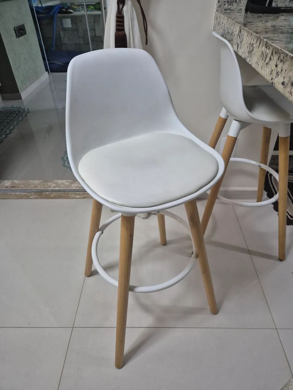 2 Mesas, 3 banquetas e 1 aparador - Foto 3