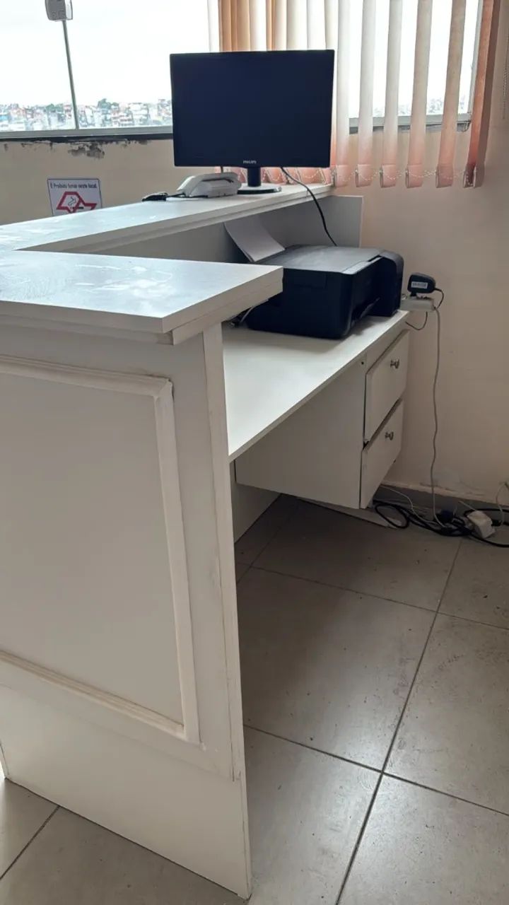 Balcão de recepção em L branco - Foto 2