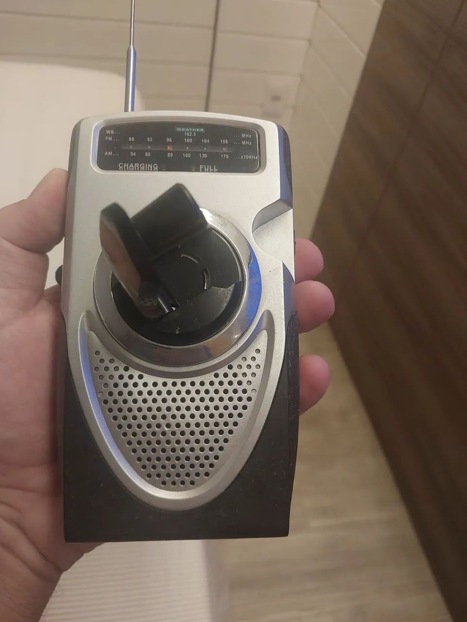 Vendo rádio manivela am fm antigo funcionando  - Foto 5