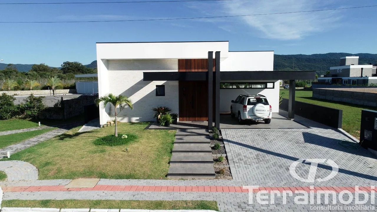 Casa no condominio Garopaba Internacional, 3 dorm (1 suite e 1 demi-suite)