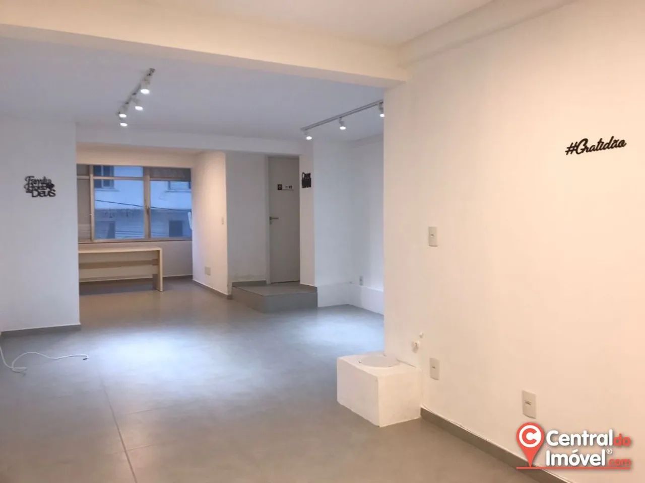 Sala comercial com 200m² na Av. Atlântica  Espaço e visibilidade - Foto 2
