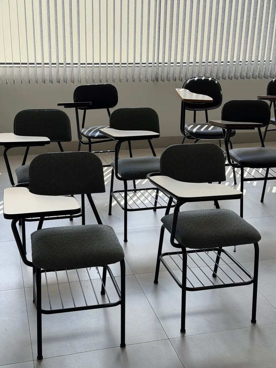 cadeiras universitárias estofadas com prancheta  - Foto 2
