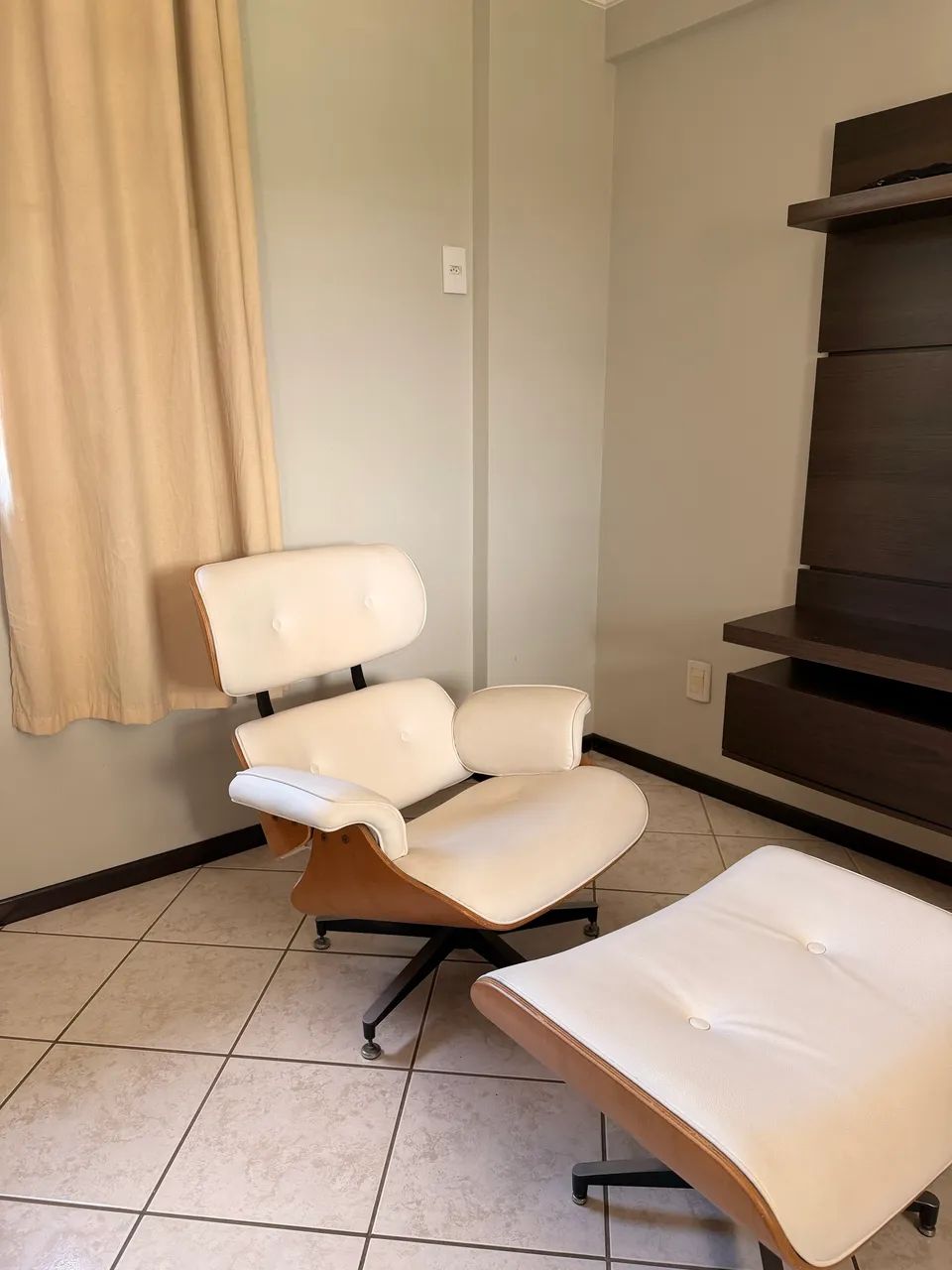 Poltrona Charles Eames com puff