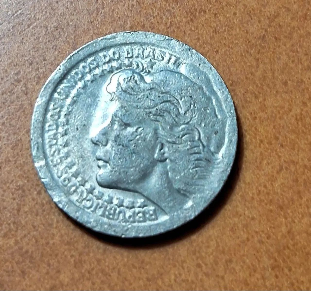 Moeda Usada de 50 Cruzeiros de 1965 - Foto 2