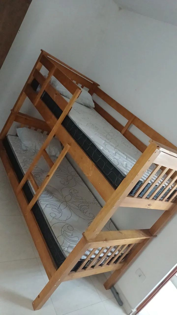 Beliche com colchão.