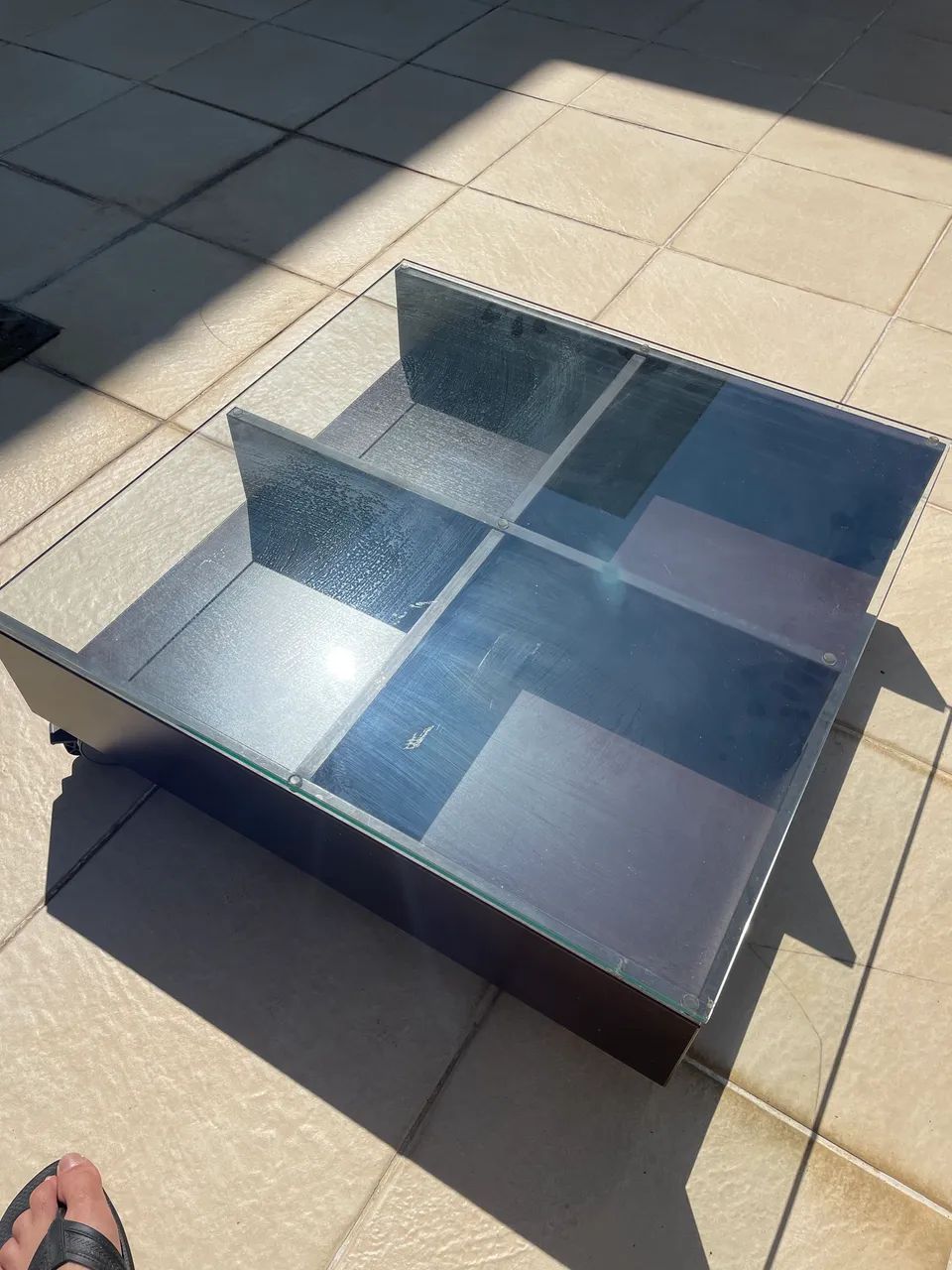 Mesa de centro de madeira maciça e vidro - com rodízio  - Foto 3