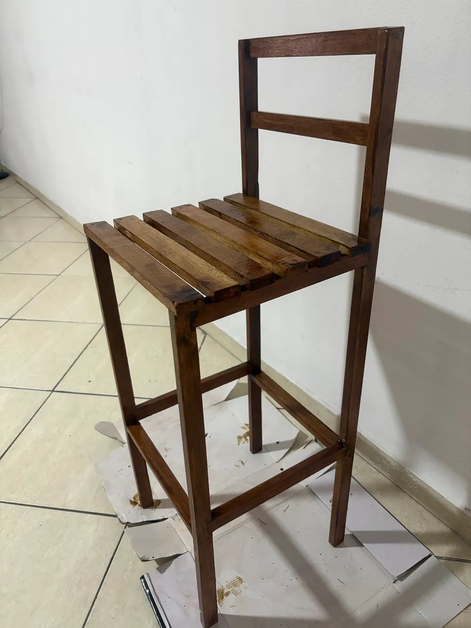 Banqueta de madeira com encosto 