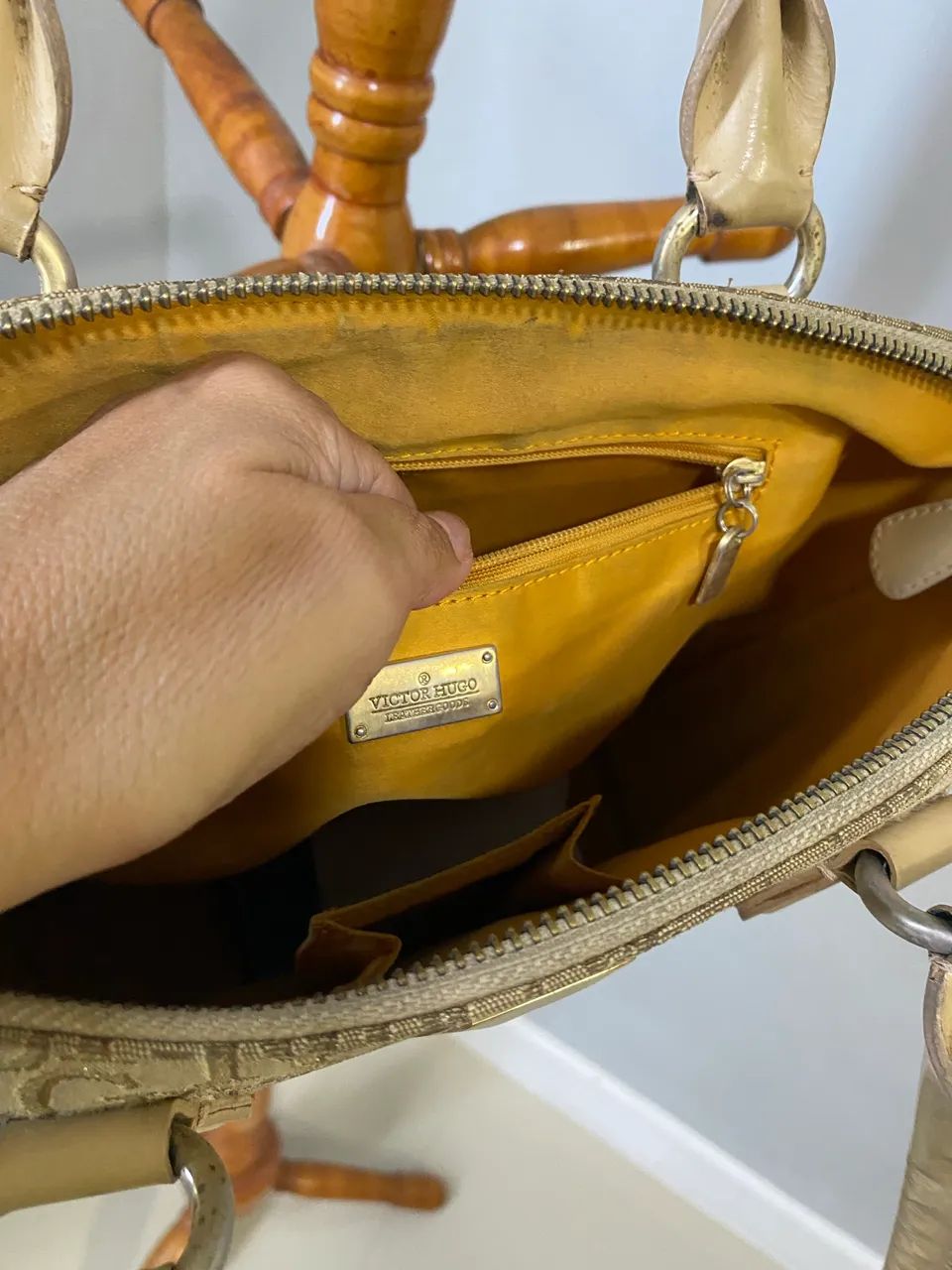 Vendo Bolsa Dourada da Victor Hugo ORIGINAL  - Foto 5