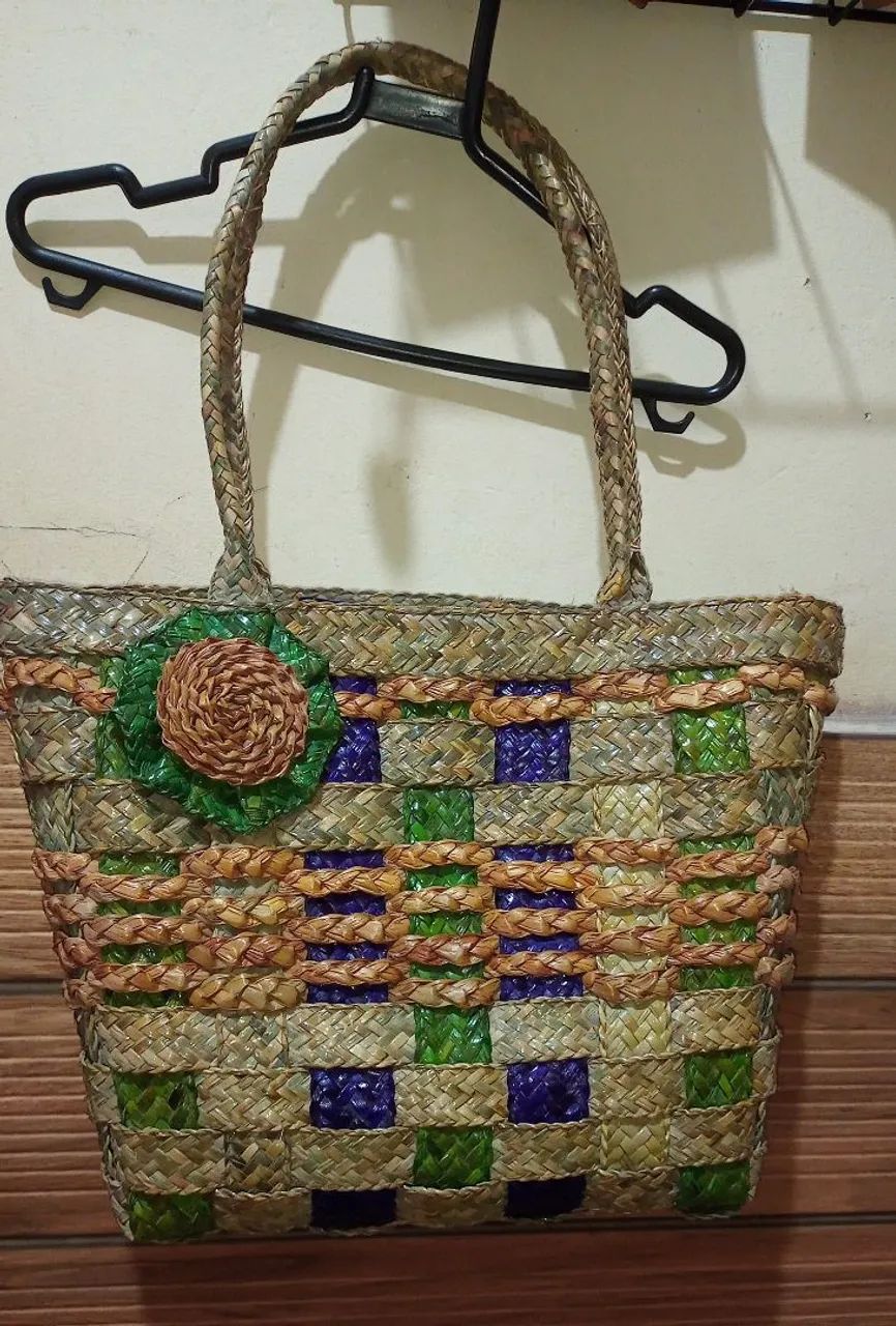 Bolsa de praia de palha.