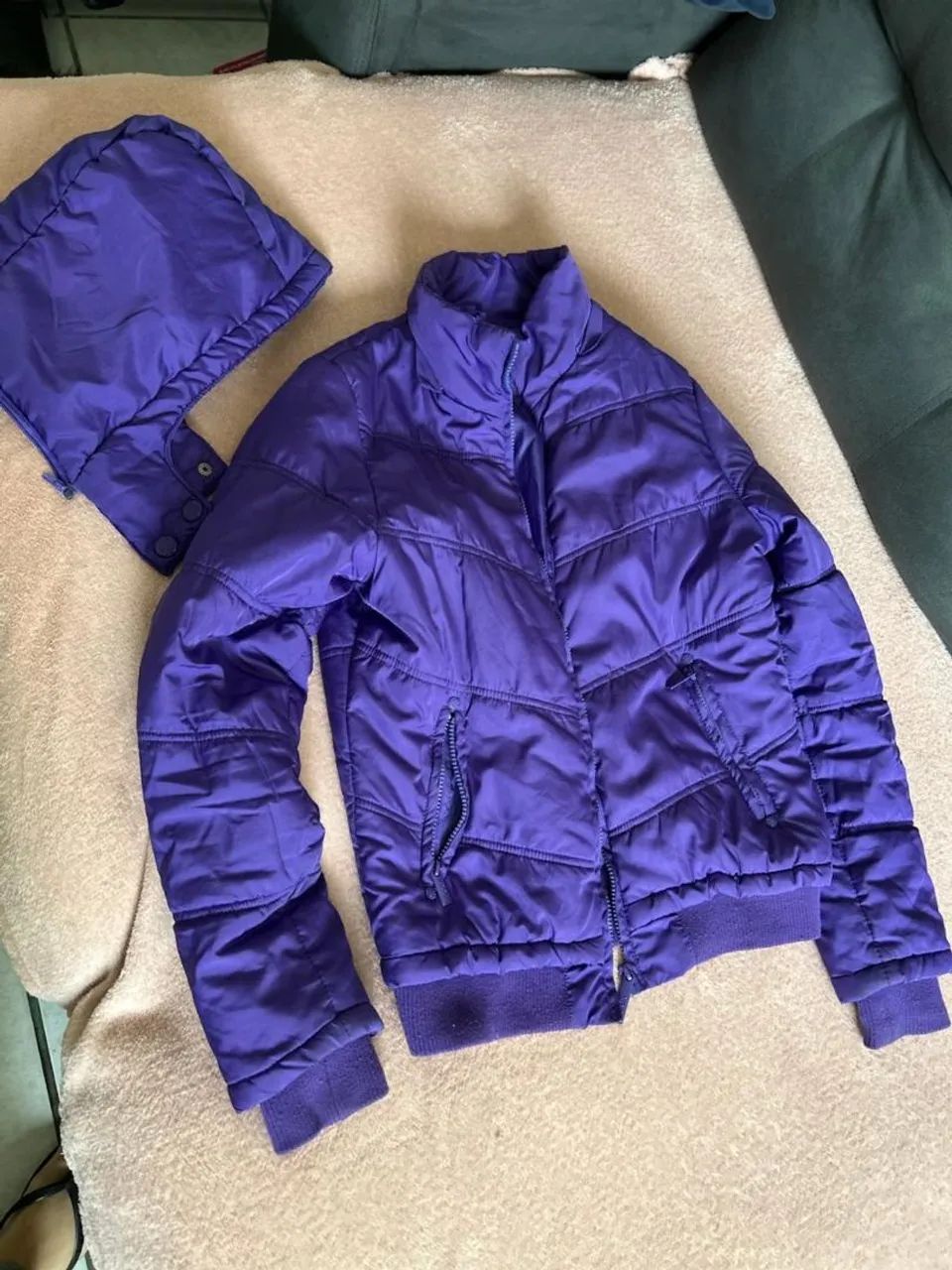Jaqueta Puffer Roxa Acolchoada com Capuz Removível