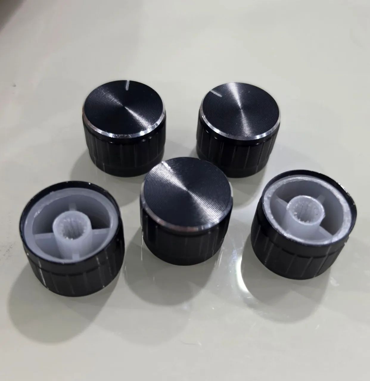 Kit 5 Knobs novos Preto com detalhes cromados.
