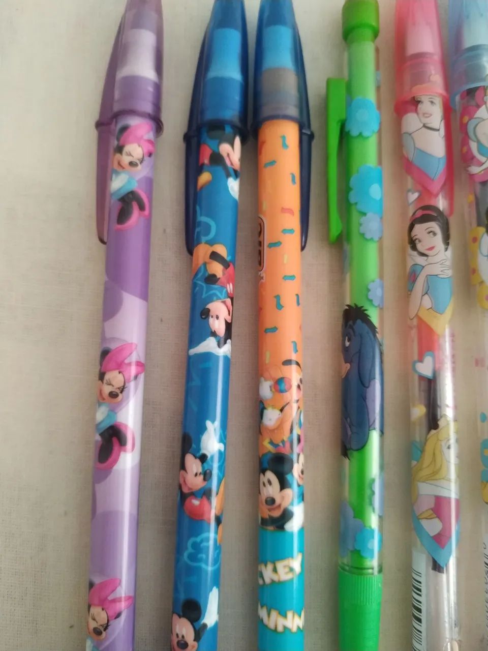 Lote lápis, grafites e canetas Disney retrô  - Foto 2