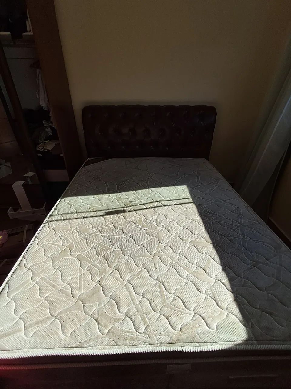Sofá, cama queen com cabeceira e poltronas - Foto 4