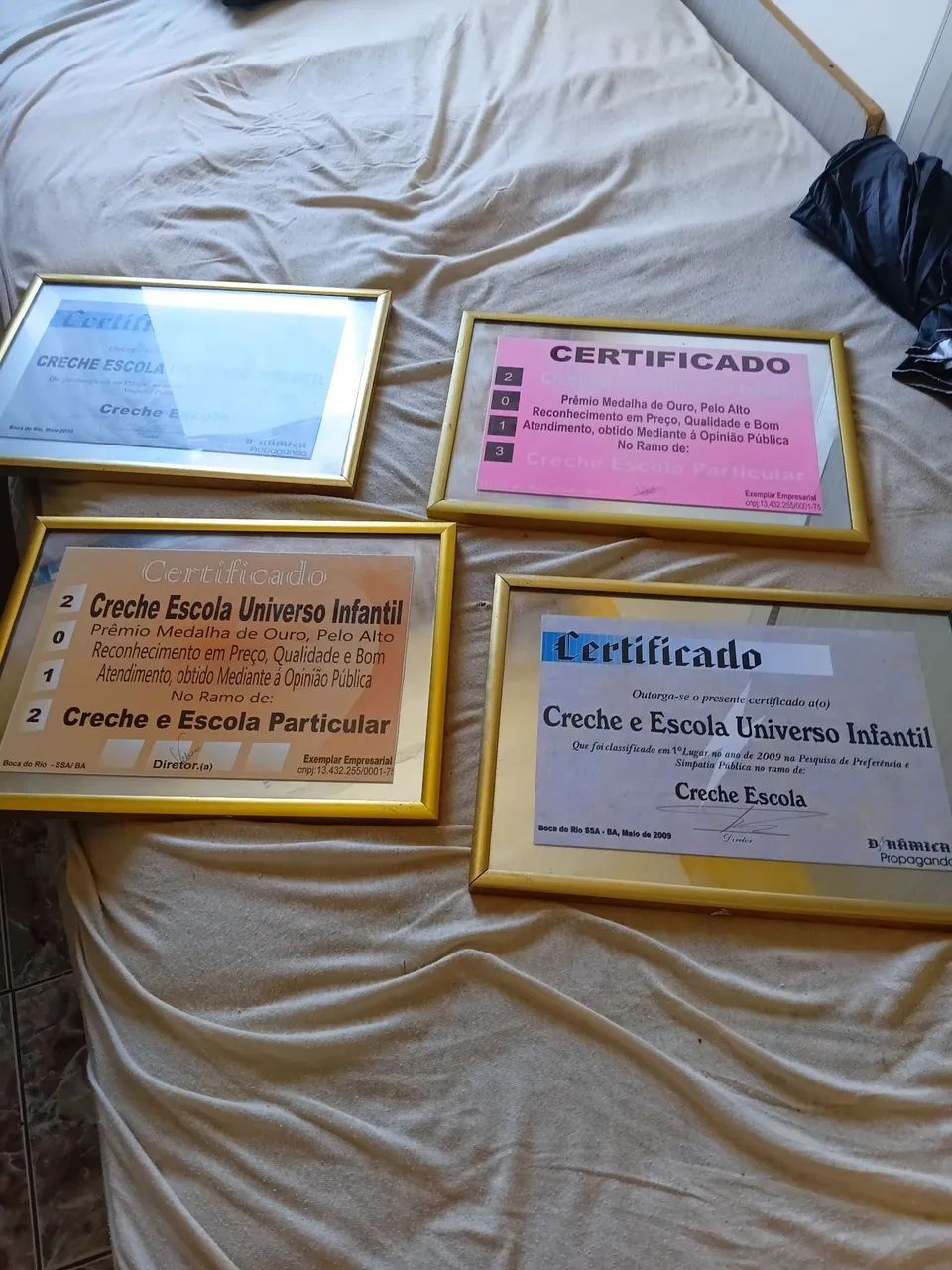 Vende-se 4 molduras novas de alumínio ,para Diplomas,fotos e etc..80 cada - Foto 2