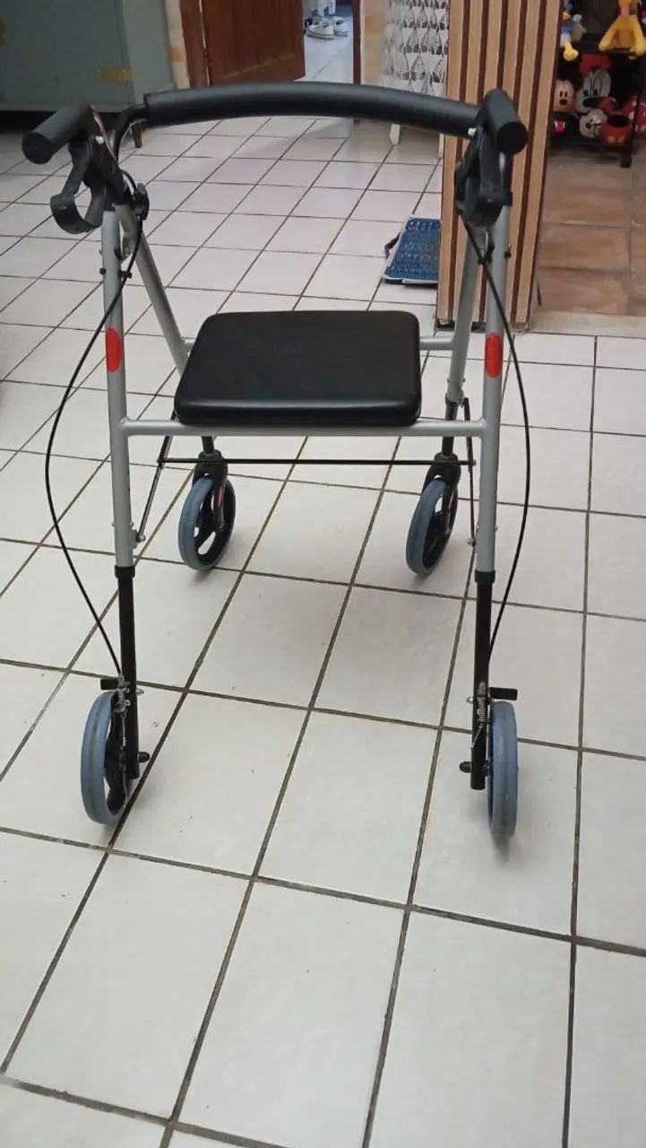 Vendo andador de 4 rodas com freio 
