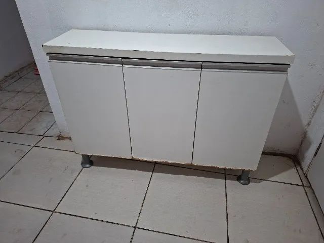 Armário de três portas 