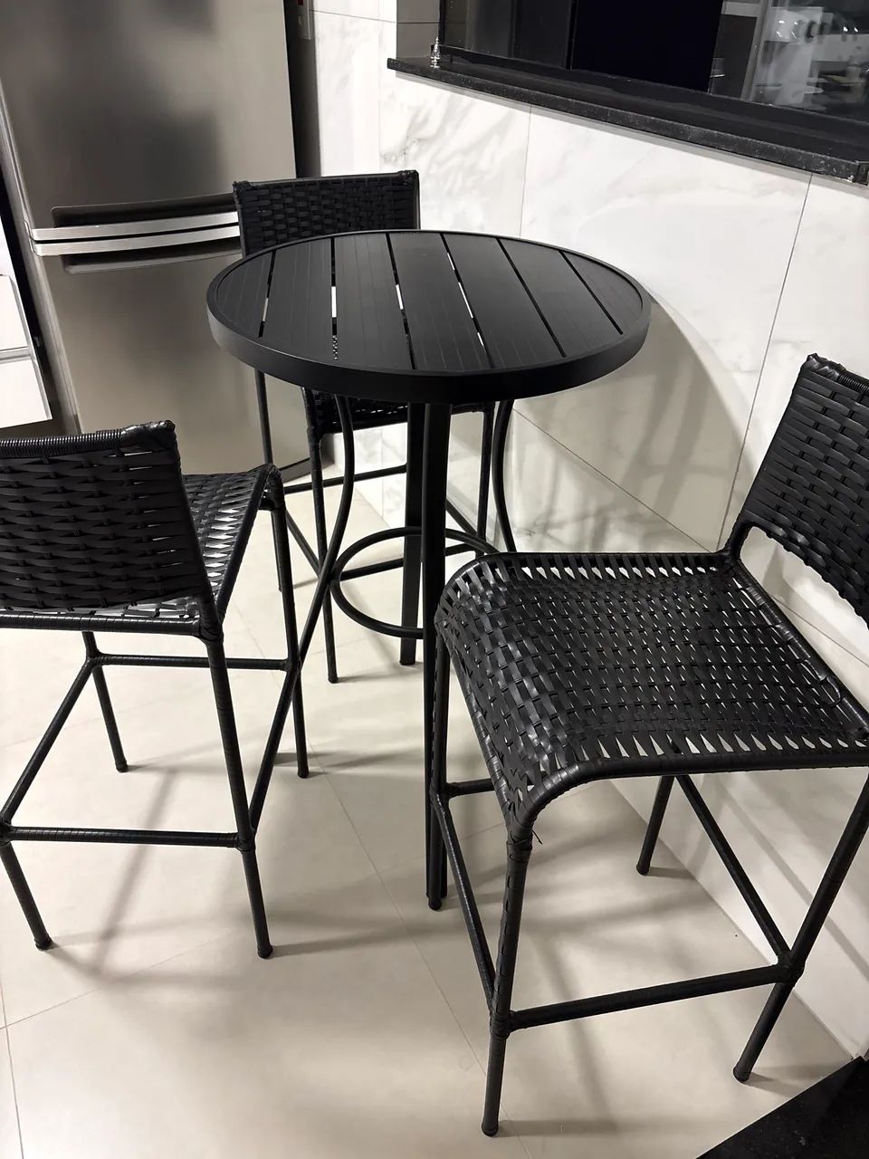 Conjunto mesa de alumínio ripado com 3 bancadas 