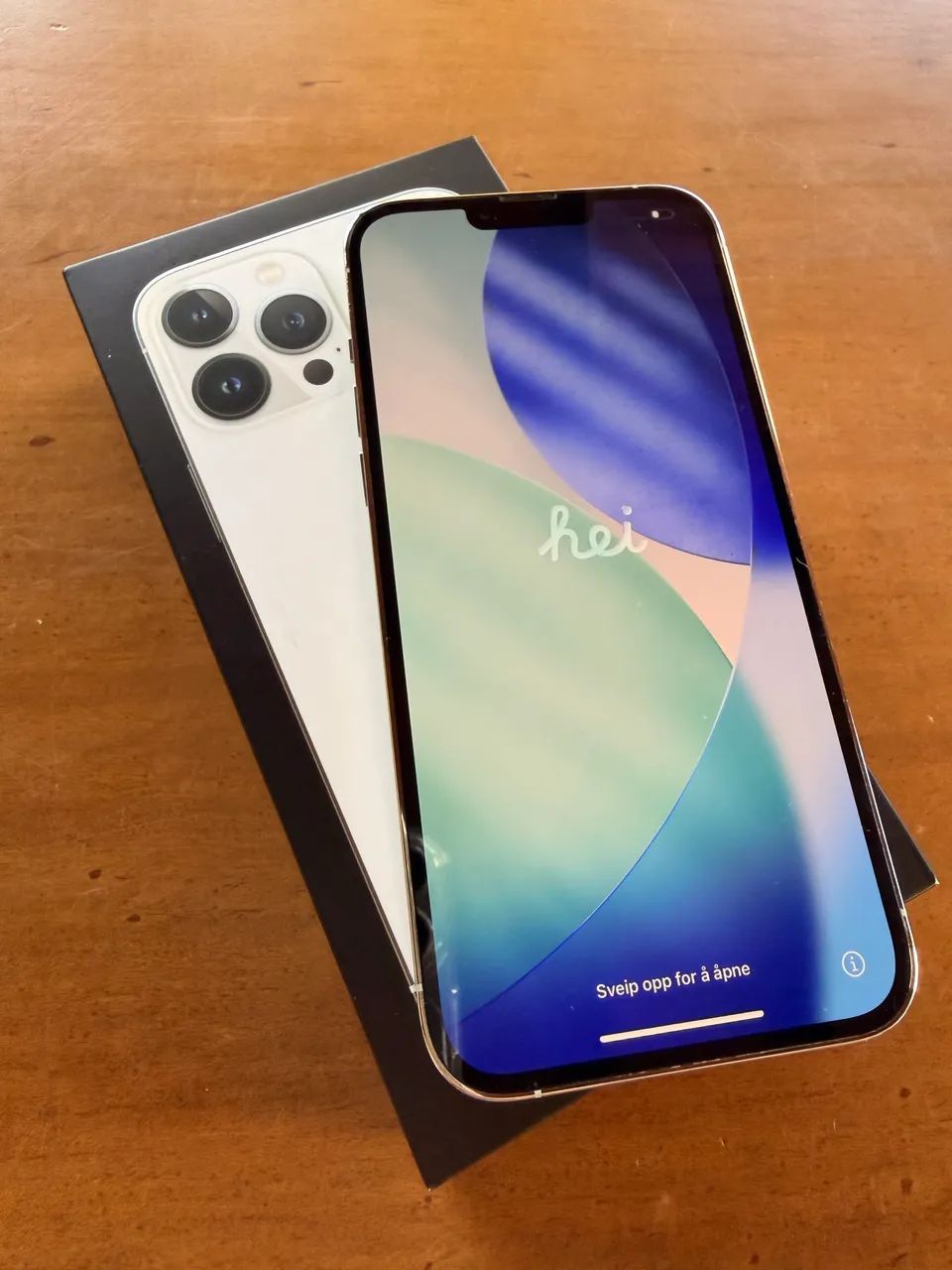 Iphone 13 Pro Max com carregador e caixa