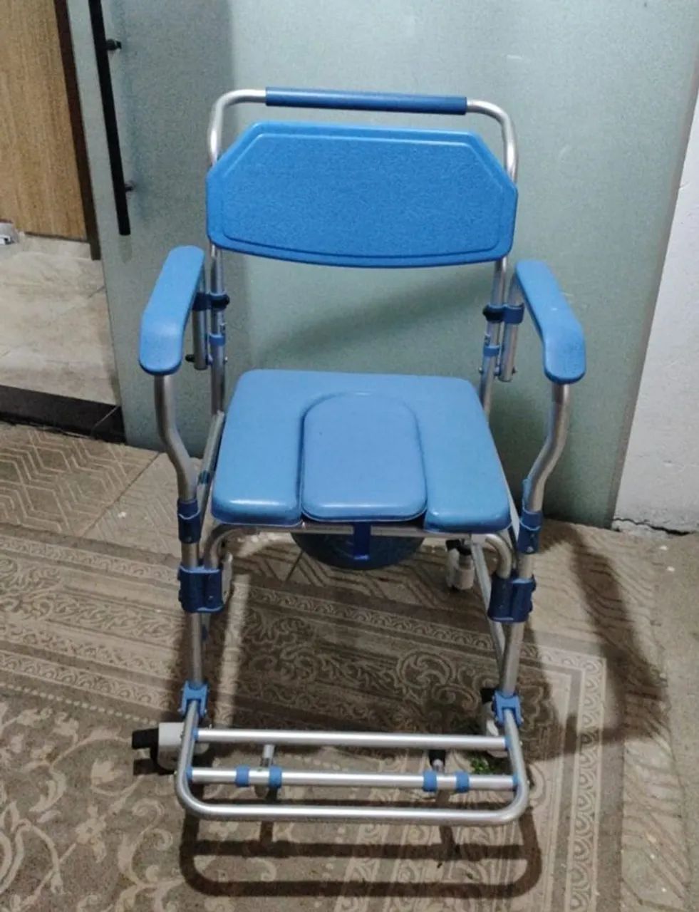 Vendo cadeira de banho e sanitário  - Foto 3