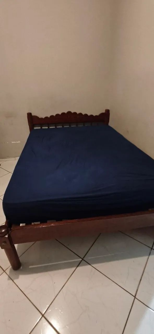 Cama de madeira maciça 