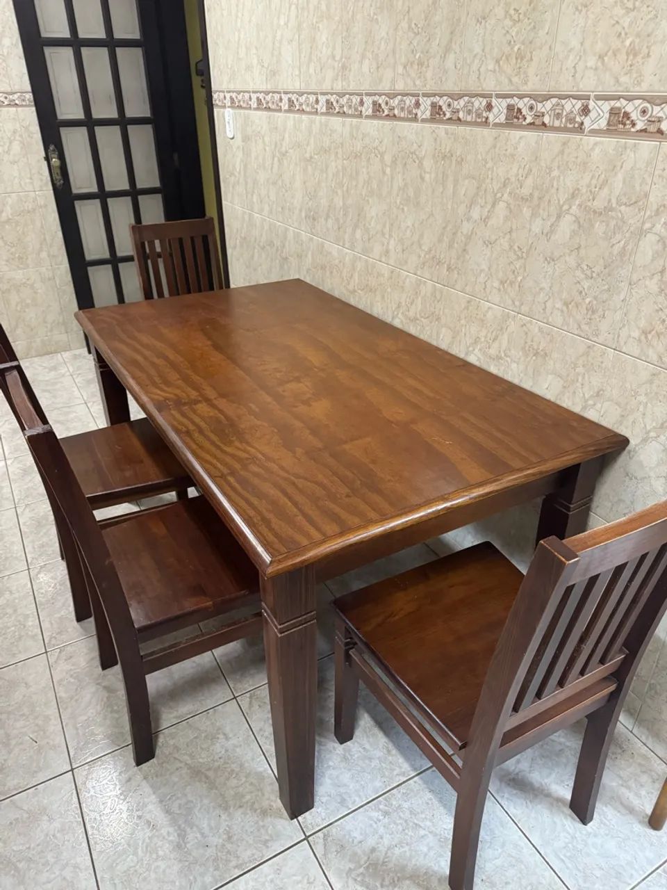 Mesa de madeira com 4 cadeiras  - Foto 2