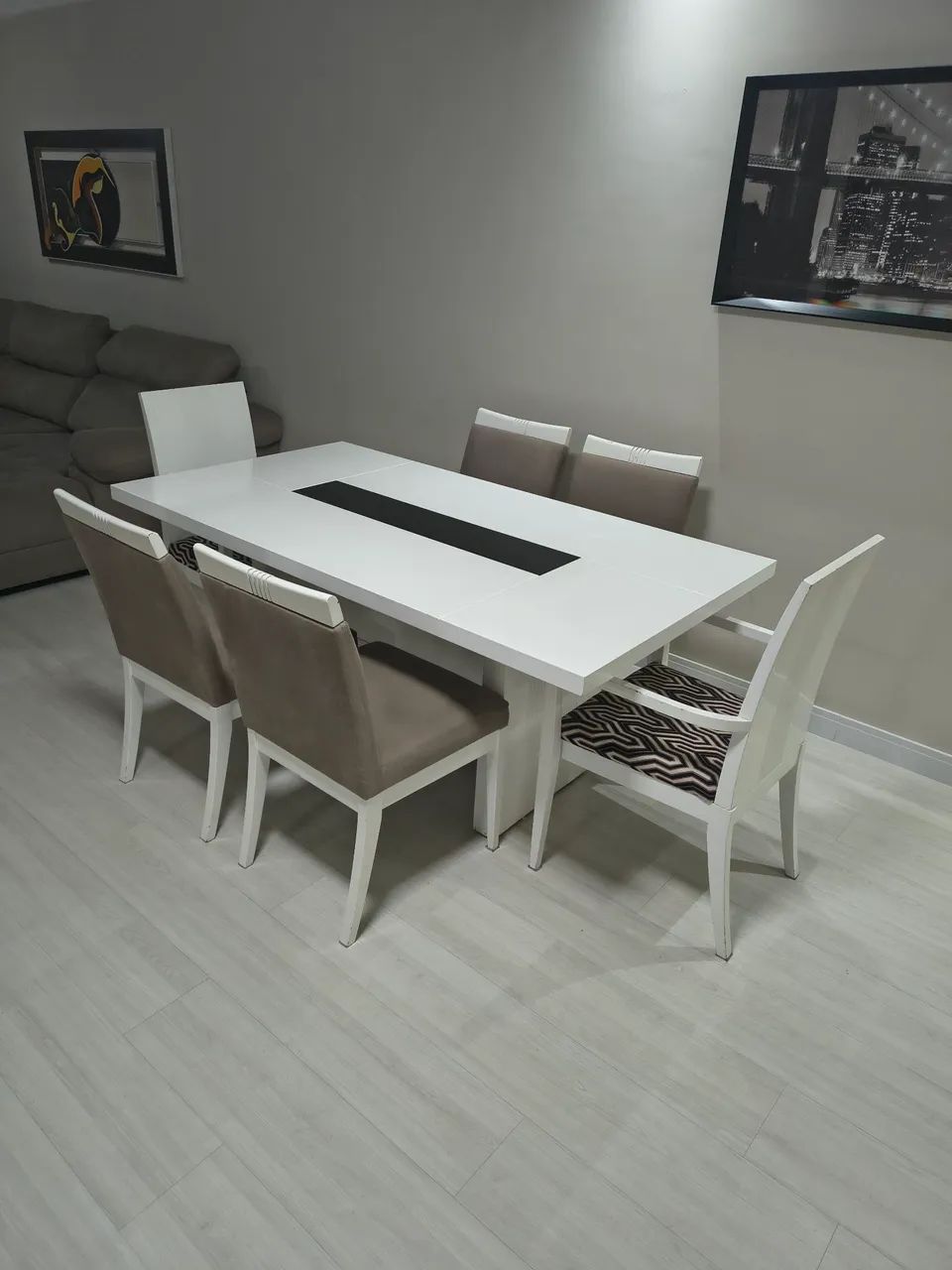 Mesa de jantar com 6 cadeiras + Buffet + poltrona