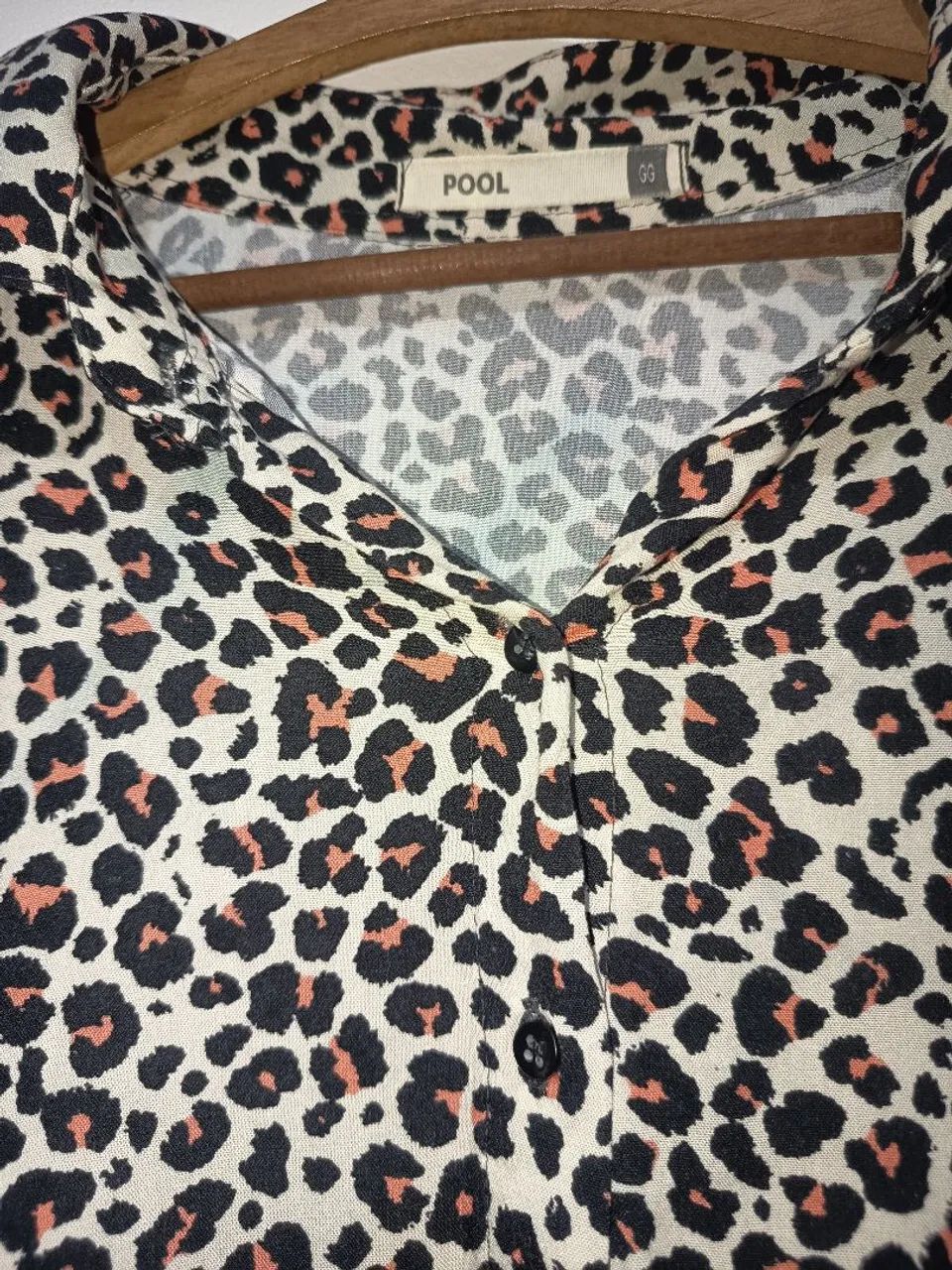 Cropped camisa oncinha GG  - Foto 4