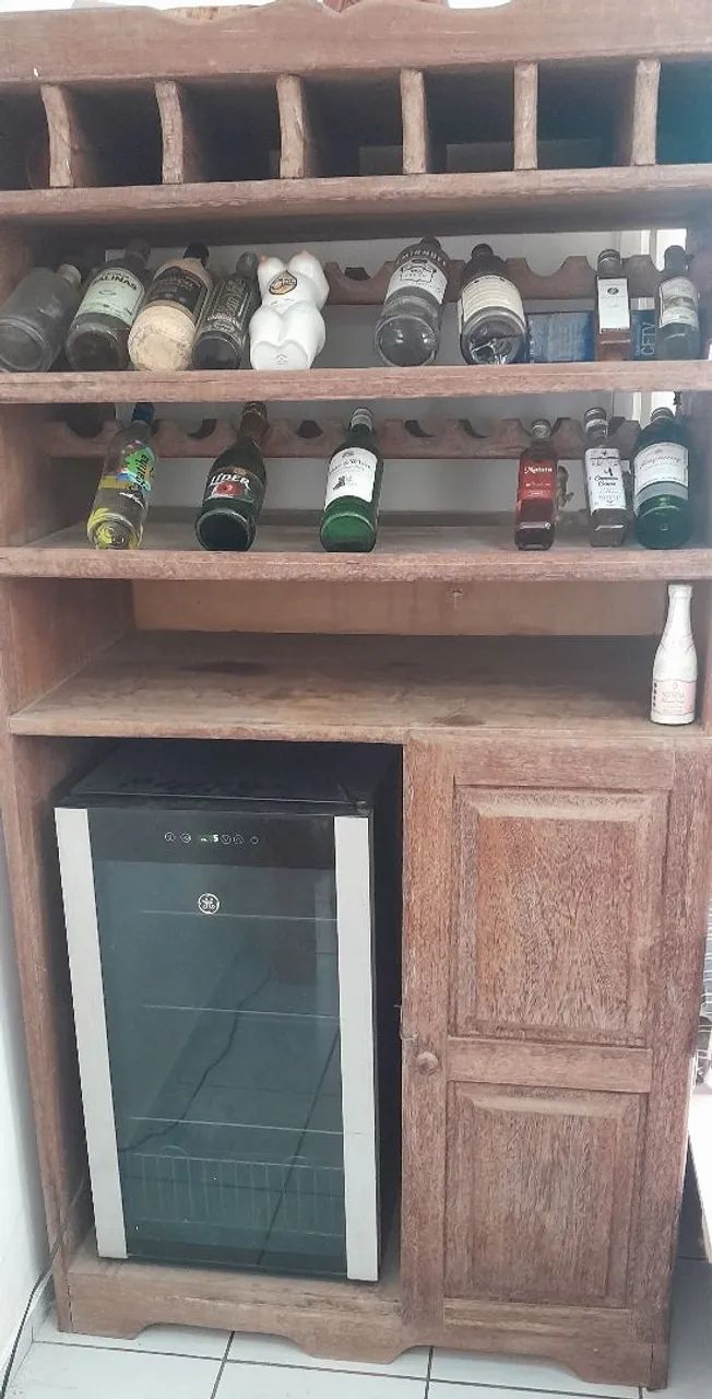 Vendo adega em madeira e uma climatizada da Ge