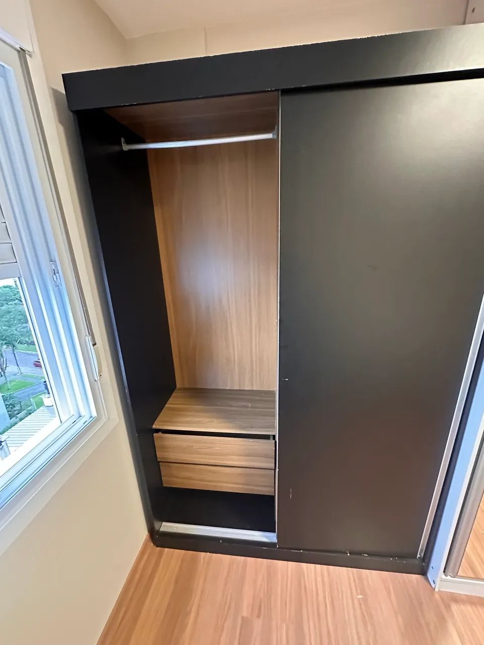 Roupeiro preto com portas de correr, gavetas e ótimo espaço interno - Foto 3