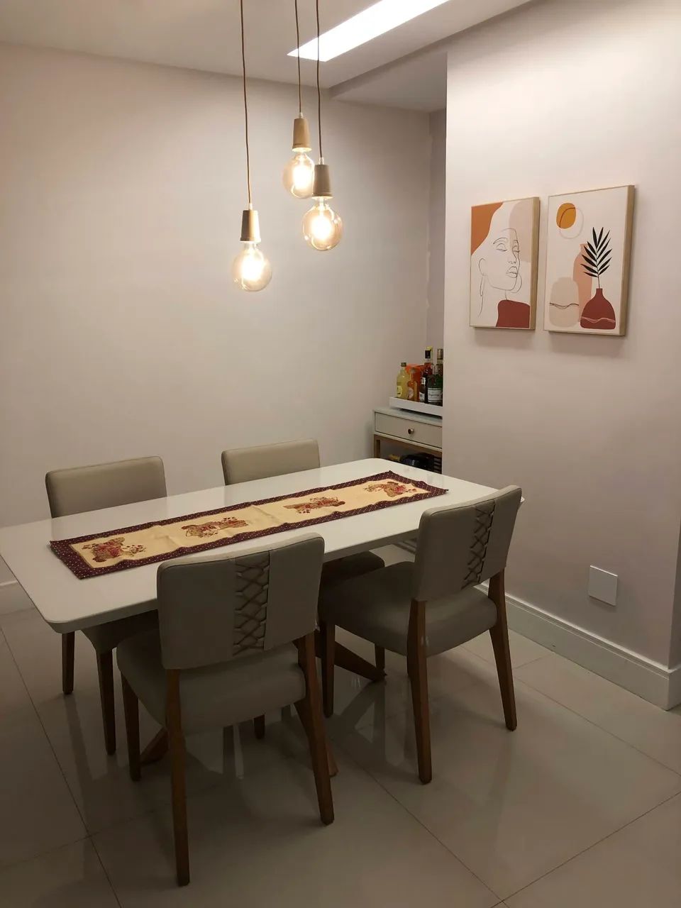 Vendo apenas mesa com observação no pé dela