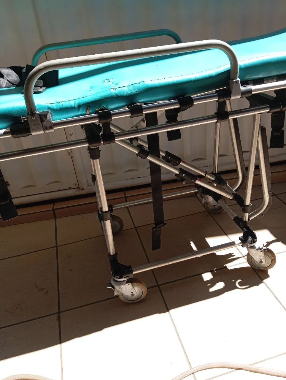 Maca hospitalar retrátil com colchão  - Foto 3