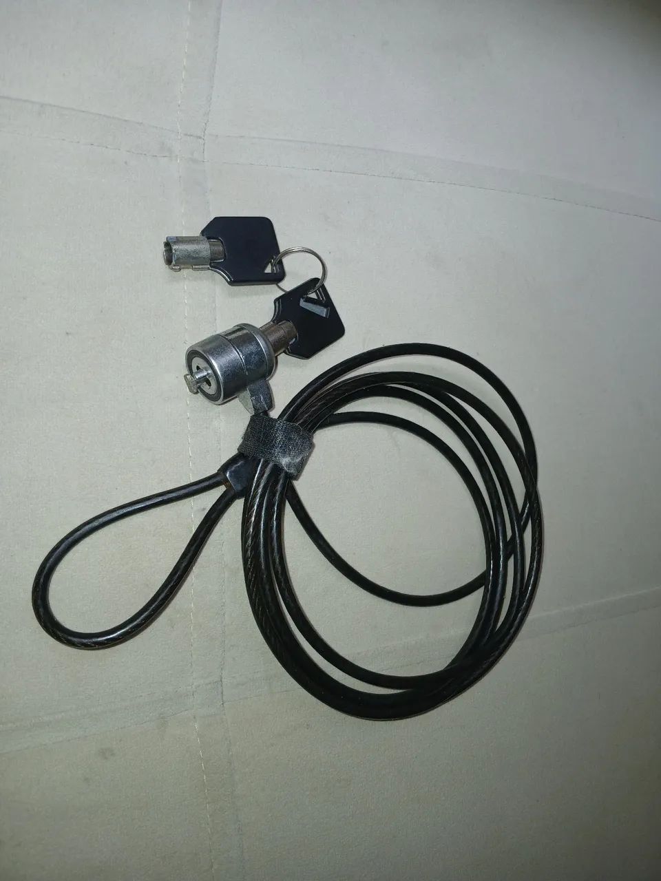 Cabo de segurança para notebook com 2 chaves - Foto 2