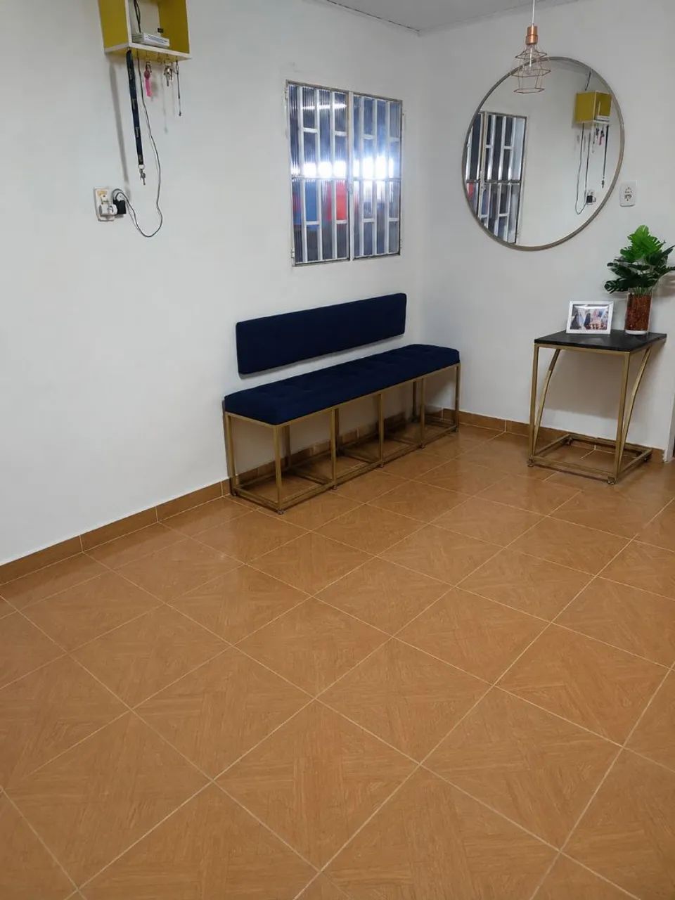 Canto alemão,  mesa com rodinha e sofá com encosto. Espelho não incluso.