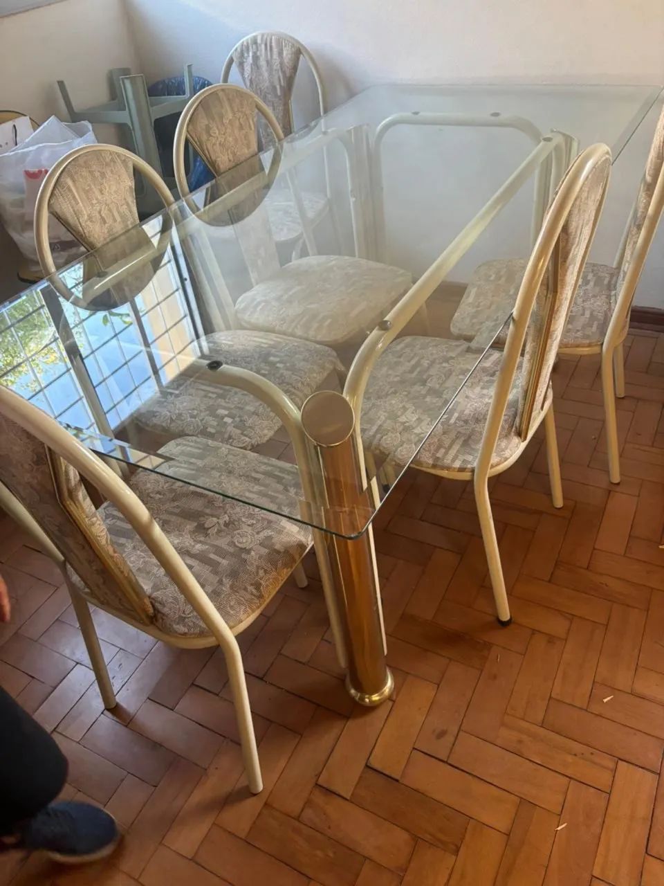 Mesa com tampo de vidro com seis cadeiras  - Foto 3